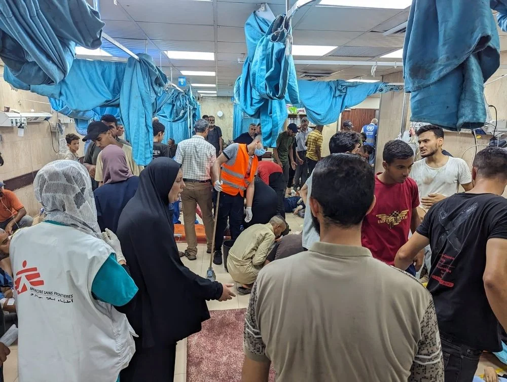 Personal de la ONG Médicos Sin Fronteras junto a pacientes en un complejo hospitalario en Gaza.