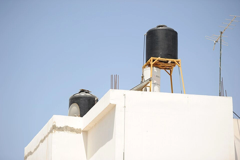 Tanque de almacenamiento de agua en una azotea de Yenín, Cisjordania. Reflejo de las dinámicas de racionamiento hídrico.
